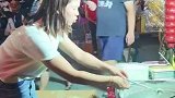 女子帮棉花糖老板做棉花糖，不料糖满天飞