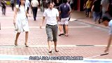 狗越来越怪胎！路人街头帮助盲人给导盲犬戴眼镜，这导盲犬用眼过
