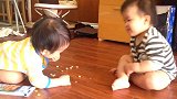 双胞胎宝宝轮流吃零食，像2只小鸡似的，真逗！
