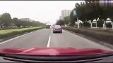 男子开车真狂，撞车逼停对方，路怒真可怕