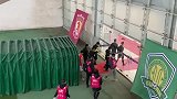 现场-吴少聪赛后赤脚返回更衣室 走路一瘸一拐伤势不明