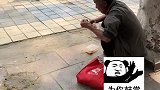 女孩看老爷爷在路边乞讨
