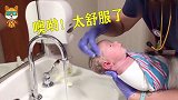 护士给出生5天的宝宝洗头，接下来请注意宝宝的反应，看完不许笑