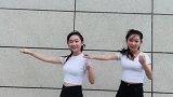双胞胎姐妹跳舞，颜值高身材好，网友：有这样一个女朋友真好！