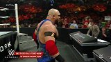WWE-15年-PPV合约阶梯赛：米兹出言不逊 莱贝克下台将其暴打-花絮