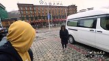 自驾游在城里露营，突然下暴雪了，赶紧搭帐篷，把炉子点燃取暖