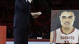篮球-17年-姚明球衣正式退役 11号红色闪耀丰田中心-新闻