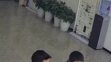 两名小学生拾金不昧，捡到手机火速送往派出所。气喘吁吁又满脸认真的样子，可爱又暖心！为杨皓轩和郝博文点赞！