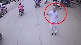 老人马路中间拦截公交 司机好心让其上车却多次被踹