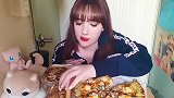 法国萌妹偷偷吃披萨，糟糕，是心动的感觉