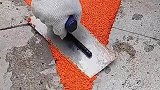 牛人铺路面，全是橡胶的