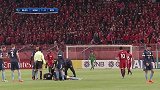 西蒙与昌子源起跳争抢球权 二者头部相碰痛苦倒地