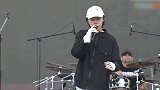 窦靖童素颜垃圾桶旁吃路边摊 被曝试镜《花木兰》女主未成功