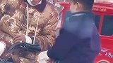 男孩路边向大人要零花钱