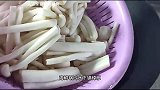 炒海鲜菇时,切记不要直接炒,大厨教你一招,比饭店还要好吃