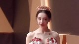 这才是真真的摇曳生姿，红毯富贵花迪丽热巴。