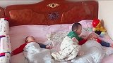 三胞胎宝宝，每天睡觉都要斗智斗勇，真是太搞笑了