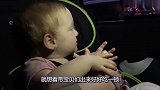 5胞胎中的老三，饿得咬爷爷的胳膊，太逗了