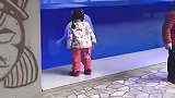 白鲸我会转圈圈！小姑娘我也会