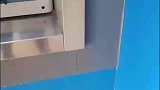 去银行自助机取钱，银行报警器狂响