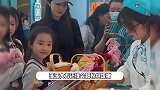 董璇带女儿为快闪店站台，一身黑打扮又美又飒，小酒窝比心饭撒营业积极