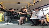 小夫妻公交车上吵架 小伙英雄救美，接下来的一幕让人哭笑不得