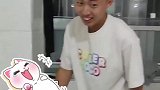 男生在寝室洗女朋友的衣服，室友发现后对其疯狂吐槽