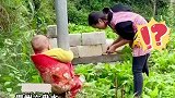 妈妈又要带孩子又要干农活，无奈只能把孩子绑在电线杆上