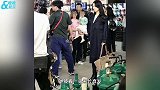 赵丽颖现身无锡拍戏遭大批路人围观 工作人员打黑伞遮挡