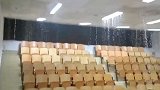 湖北武汉：暴雨冲塌教室天花板学生打伞撤离，校方回应了