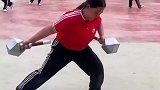 武术学院女生玩双锤配上怒吼，气势十足