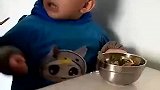 男童不好好吃饭被教育，竟让爸爸打自己