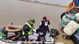 远海孤岛6米深大水坑抽干后，抓到猛货吓坏老王，这海货要成精了