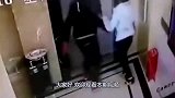 男子一脚飞踹电梯门，女友拉都拉不住，下一秒老天都看不下去了！