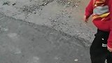 四岁男孩跑上马路迷路，好心人见状赶紧把他拦下