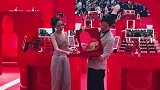 向佐郭碧婷互为对方涂唇膏 透露今年四季度办婚礼