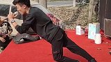小伙子自从上台后就这样唱歌，地心引力对他没有作用吗，小伙子挺
