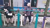 小区偶遇老人个性健身，年轻岁的姑娘也看羡慕了