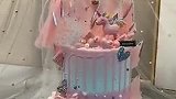 这小独角兽也太可爱了，多么粉嫩的蛋糕啊
