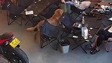 男子拿塑料瓶敲了一下狗，没想到触犯天条，网友：它可能是哮天犬