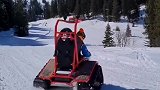 雪地里撒欢雪地轮椅