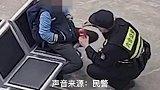 男孩深夜离家被民警发现  只是想去妈妈的坟墓看看