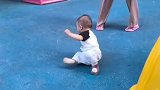 宝宝展示自己独创的爬行姿势