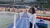 女子坐在浮桥上，被闺蜜直接踹进水里，上来肯定翻脸