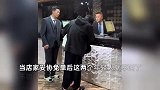 年轻情侣为逃单在洗浴店装病嘶吼，目击者：被免单后立刻恢复正常