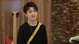 粉丝接机钱正昊，没想到他还有些害羞不知所措