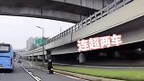 摩托车高速超车私家车，超车后骑手被撞倒地，一个人艰难爬行！