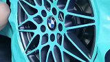 小姐姐给汽车轮毂贴膜，这手艺看起来很厉害，长见识了！
