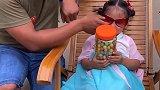 向往的童趣：妹妹睡觉还抱着糖果