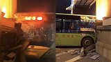 司机玩手机？鹤岗公交撞上地标迎宾门致8伤，回应来了